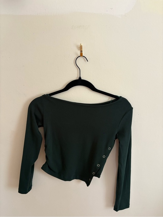 Tops - Dark Green Long-Sleeve Asymmetric Crop Top with Side Eyelet Detail